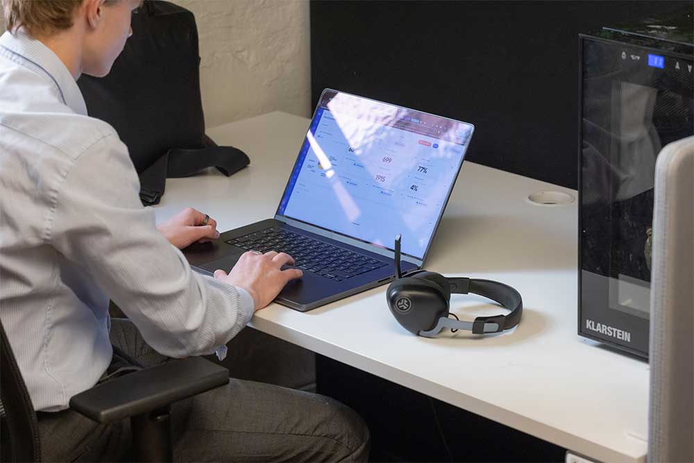 Datorskärm som visar grafer och siffror