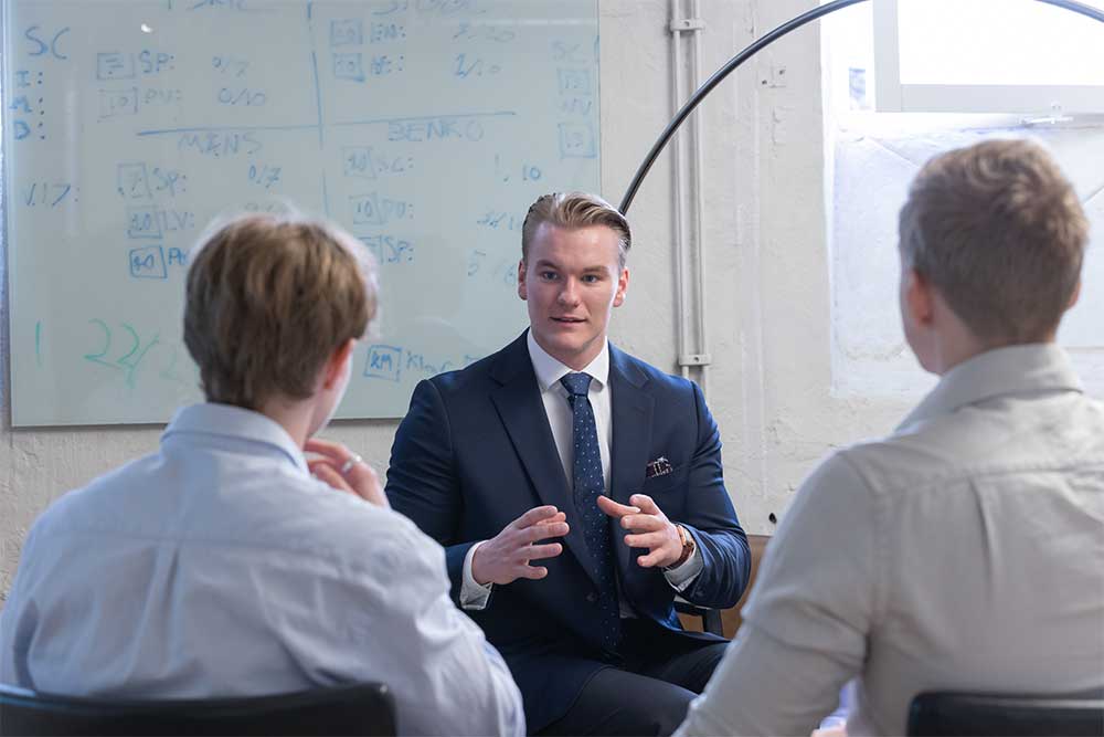 Tre personer i möte