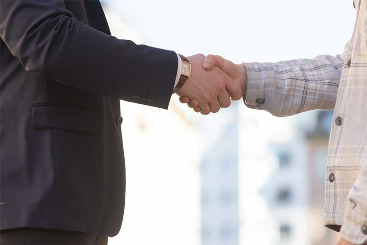 Två personer skakar hand