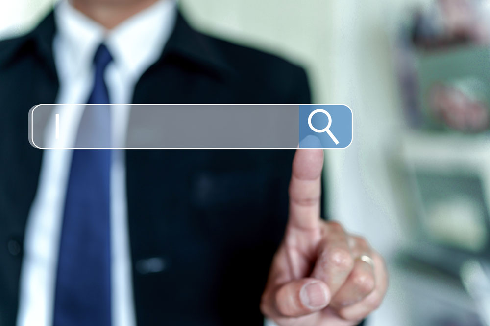Illustrerat sökfält med en man i bakgrunden