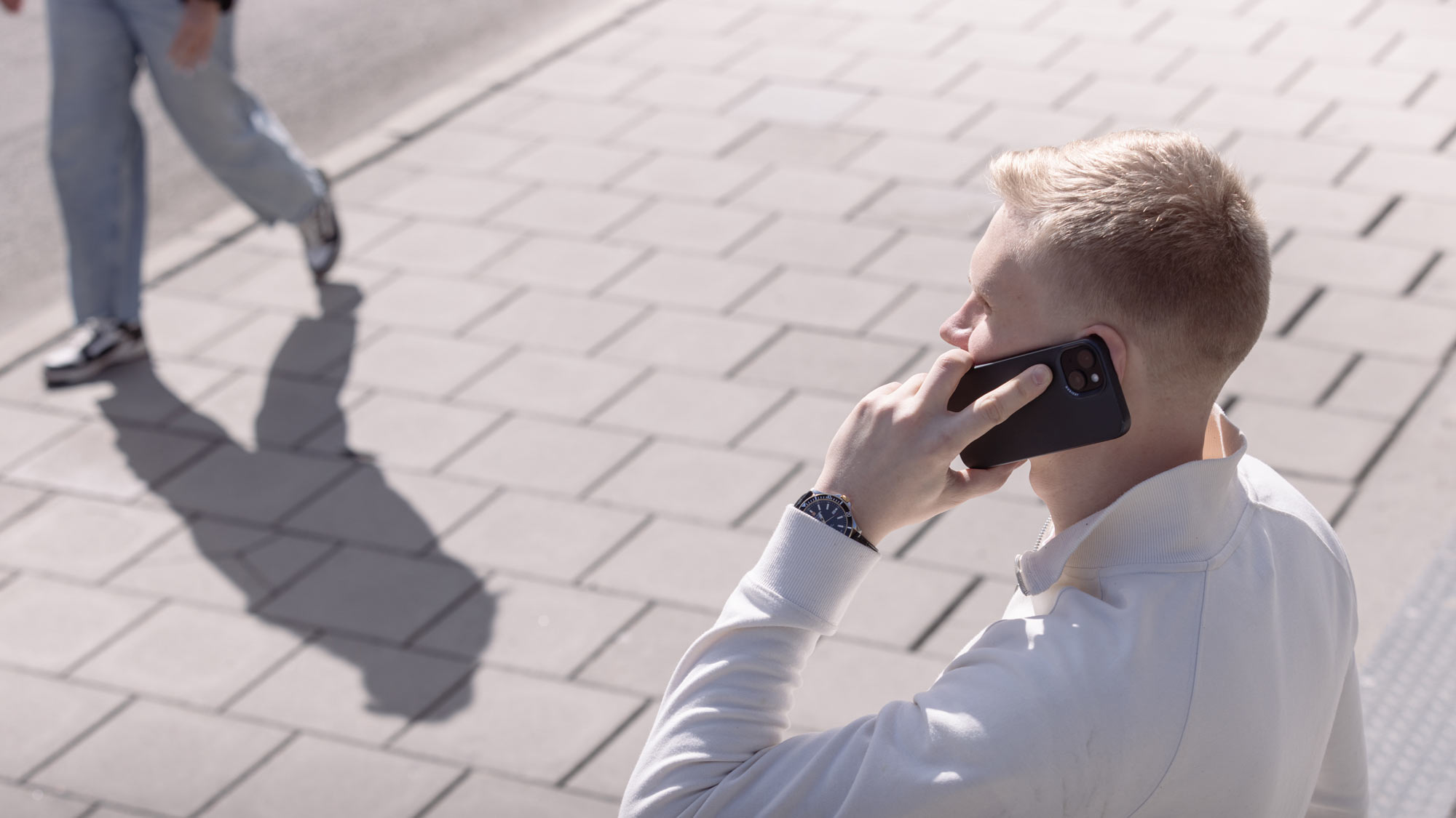 En person talar i telefon